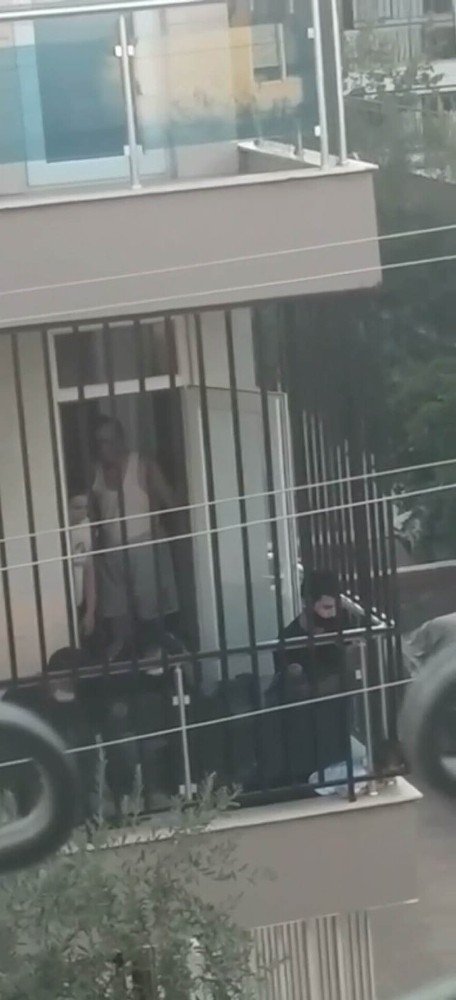 Antalya’da kafası balkon demirine sıkışan çocuğu itfaiye kurtardı