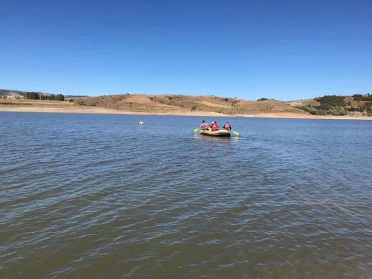 Sürüden ayrılan koyun baraj suyunda mahsur kaldı