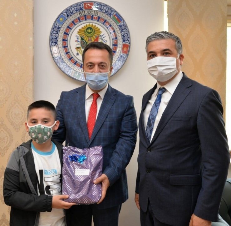 Bin 230 görsel eser, 815 edebi eserin katıldığı yarışmada dereceye girdiler