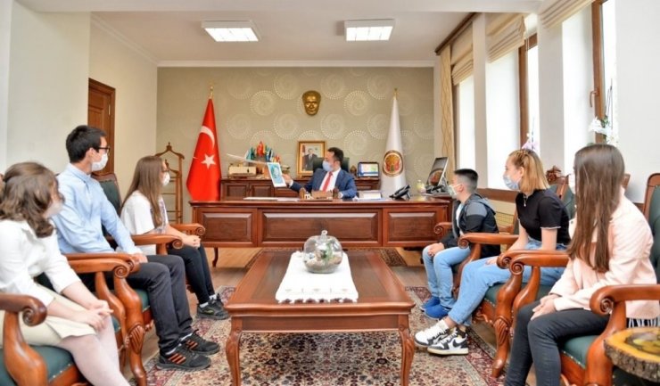 Bin 230 görsel eser, 815 edebi eserin katıldığı yarışmada dereceye girdiler