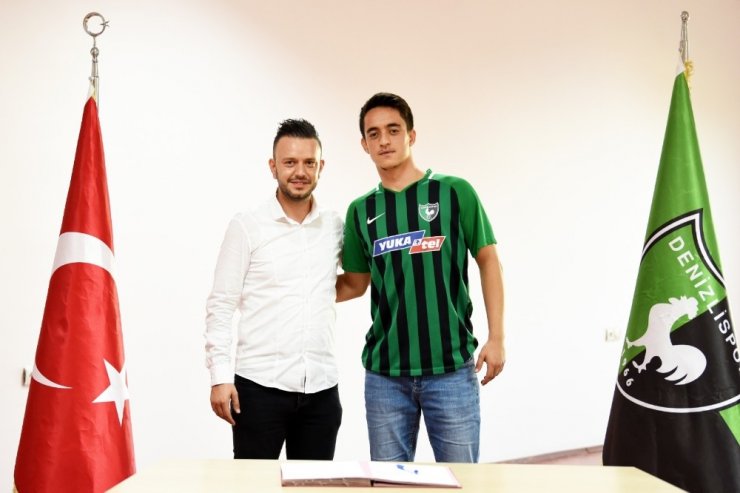 Denizlispor, altyapıdan 2 oyuncuyla daha profesyonel sözleşme imzaladı