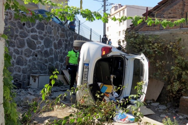 Virajı alamadı otomobiliyle evin bahçesine uçtu