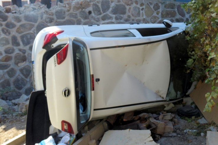 Virajı alamadı otomobiliyle evin bahçesine uçtu