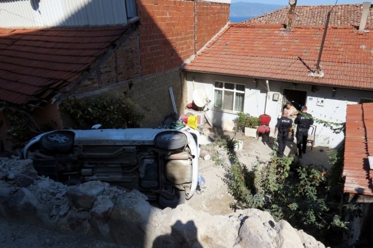 Virajı alamadı otomobiliyle evin bahçesine uçtu