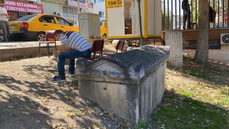 Sırtlarını 2 bin yıllık lahite dayadılar