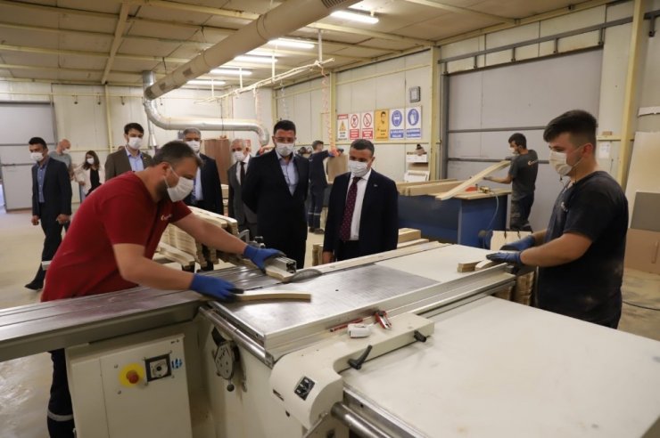 Mutfak dolabı üretim fabrikasında inceleme