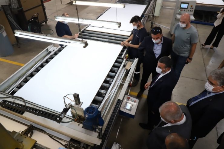 Mutfak dolabı üretim fabrikasında inceleme