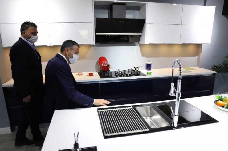 Mutfak dolabı üretim fabrikasında inceleme