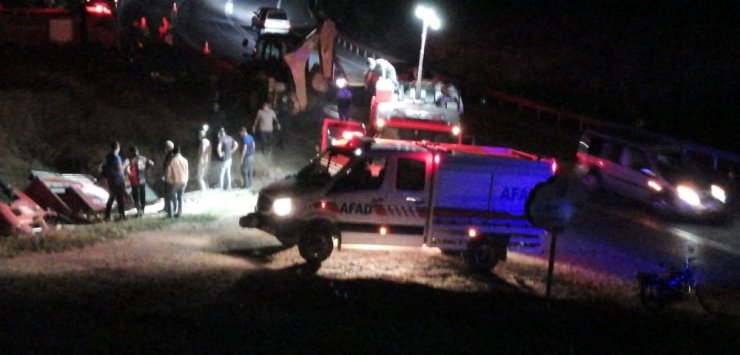 Kamyon kazasına giden itfaiye aracı şarampole devrildi