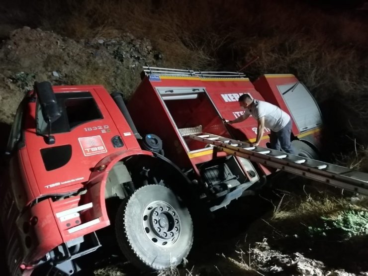 Kamyon kazasına giden itfaiye aracı şarampole devrildi