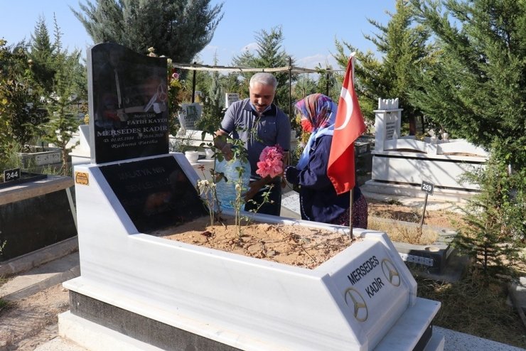 Mersedes Kadir’in annesi, oğlunun mezarı başında ağladı