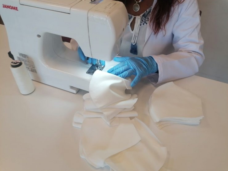 Gaziosmanpaşa’da katıldıkları ücretsiz kursla maske üreticisi oldular