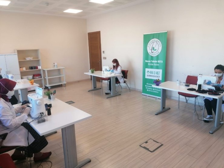 Gaziosmanpaşa’da katıldıkları ücretsiz kursla maske üreticisi oldular