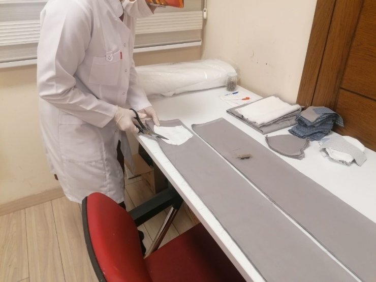 Gaziosmanpaşa’da katıldıkları ücretsiz kursla maske üreticisi oldular