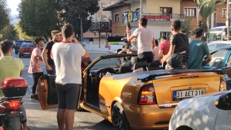Trafikte asker eğlencesi yaptılar