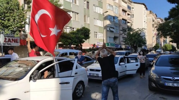 Trafikte asker eğlencesi yaptılar