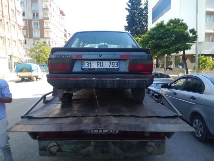 Arabasına bağladığı dondurma dolabını çekmeye çalıştı