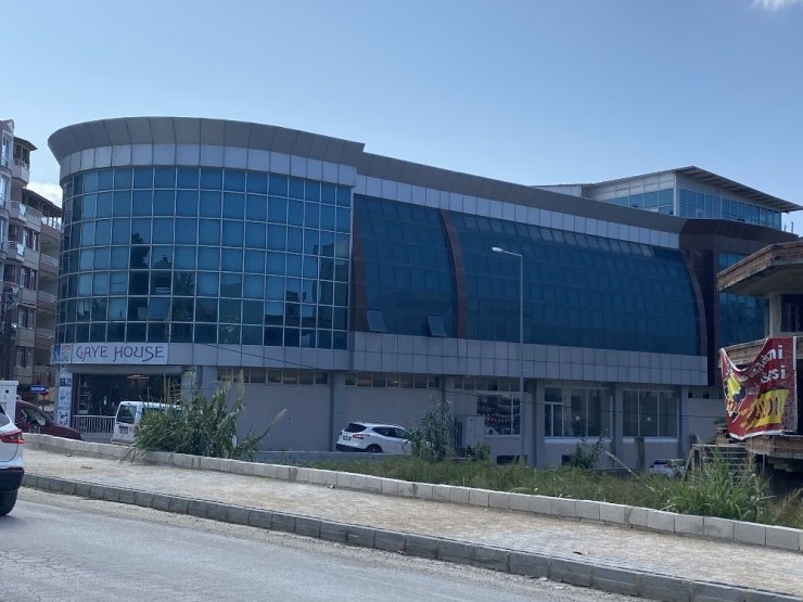 Çarşı tuvaletinin kapılarını çaldılar