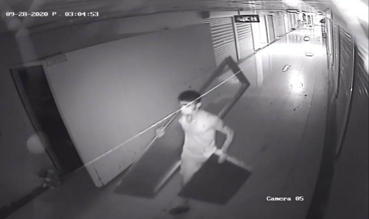 Çarşı tuvaletinin kapılarını çaldılar