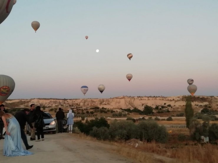 Kapadokya’da sıcak hava balonları gökyüzünde ay ile buluştu, kartpostallık fotoğraflar ortaya çıktı