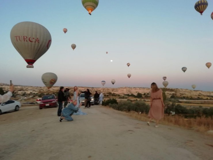 Kapadokya’da sıcak hava balonları gökyüzünde ay ile buluştu, kartpostallık fotoğraflar ortaya çıktı