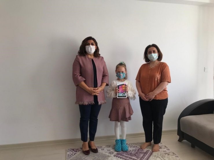 Vali Gürel’in eşinden ikinci sınıf öğrencisine tablet sürprizi