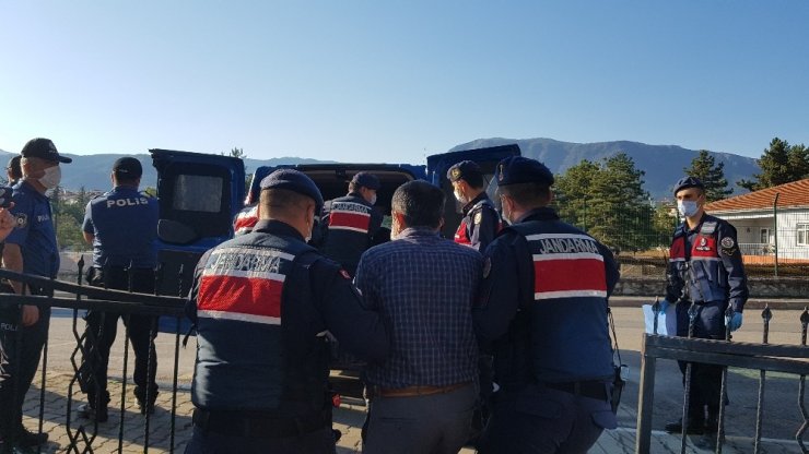 Bıçakla saldırarak 3 kişi yaralayan zanlılar tutuklandı