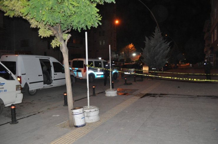 Tıraş olamaya gittiği berberde kör kurşunla yaralandı