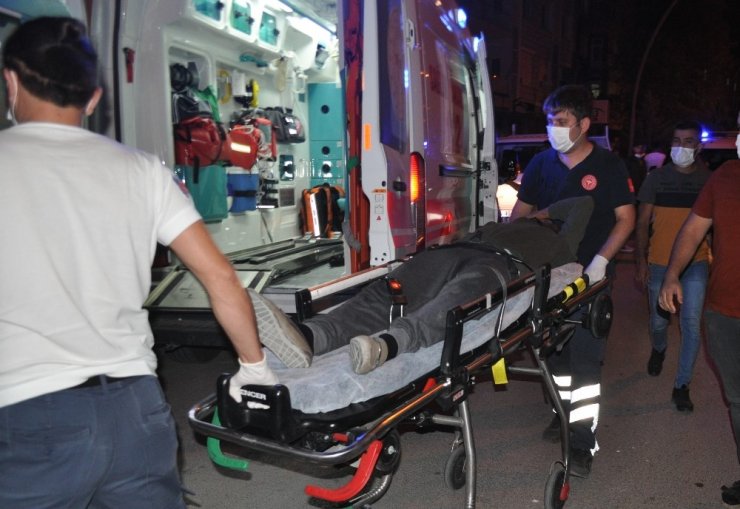 Tıraş olamaya gittiği berberde kör kurşunla yaralandı