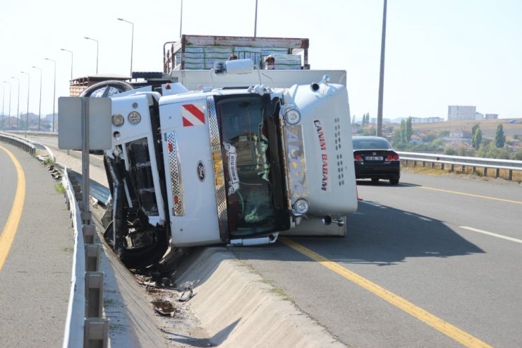 Kamyonet yan yattı, sürücü yara almadan kurtuldu