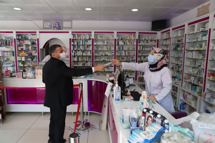 Vali Atay pazaryerinde korona virüs denetimi yaptı