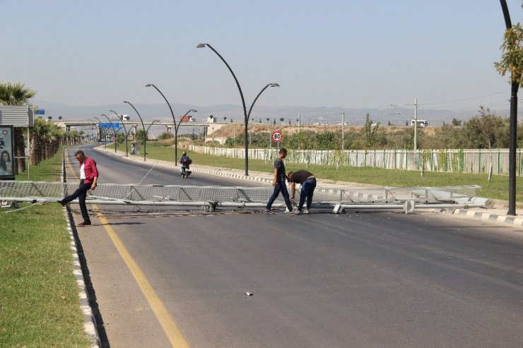 Damperi açılan kamyon PTS kameralarının olduğu takı devirdi
