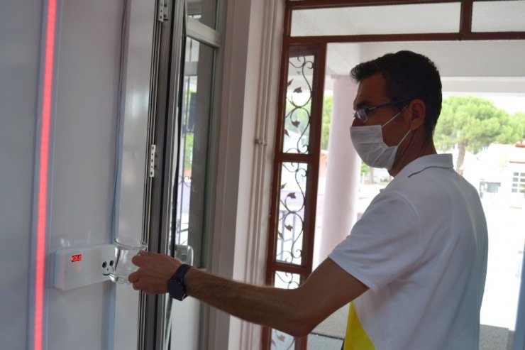 Temassız pandemi turnikesi ve ölç geç kabini ürettiler