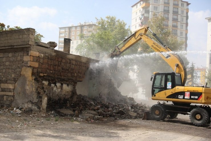 Tacettin Veli, Gülük ve Yıldırım Beyazıt Mahalleleri’nde metruk binalar yıkılıyor