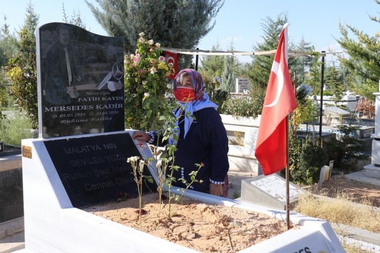 Mersedes Kadir’in annesi, oğlunun mezarı başında ağladı