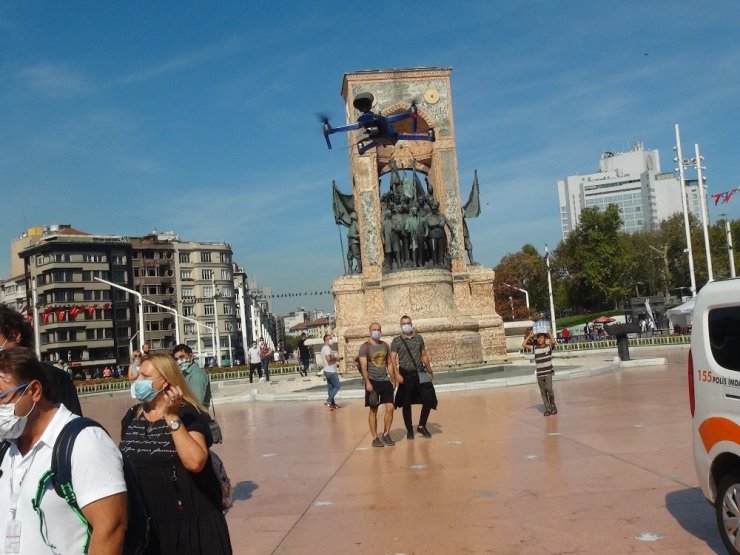 Taksim’de turistlere yönelik drone destekli korona virüs denetimi