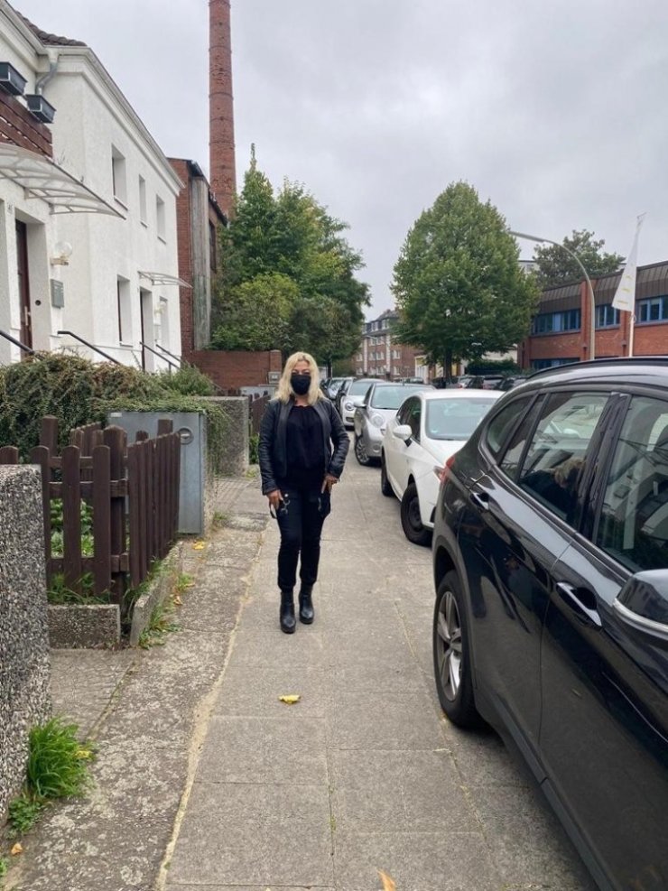 Almanya’daki Covid-19 tedbirsizliğini kameraya aldı