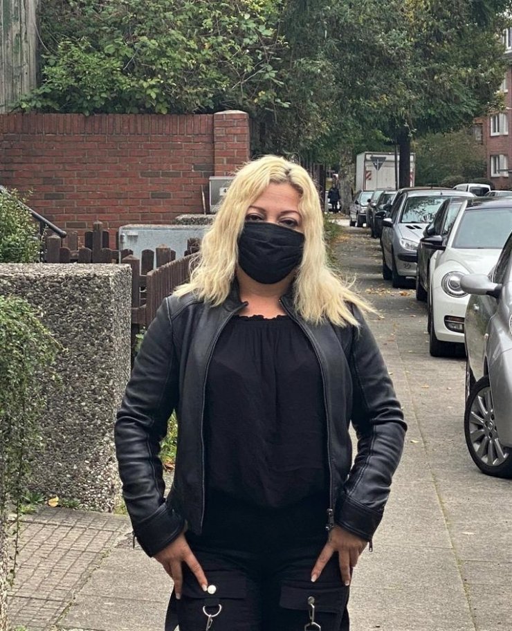 Almanya’daki Covid-19 tedbirsizliğini kameraya aldı