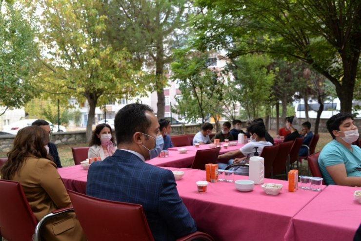 Vali Şentürk çocuklara dondurma ikram etti