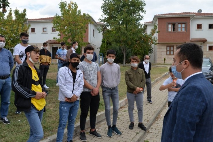 Vali Şentürk çocuklara dondurma ikram etti