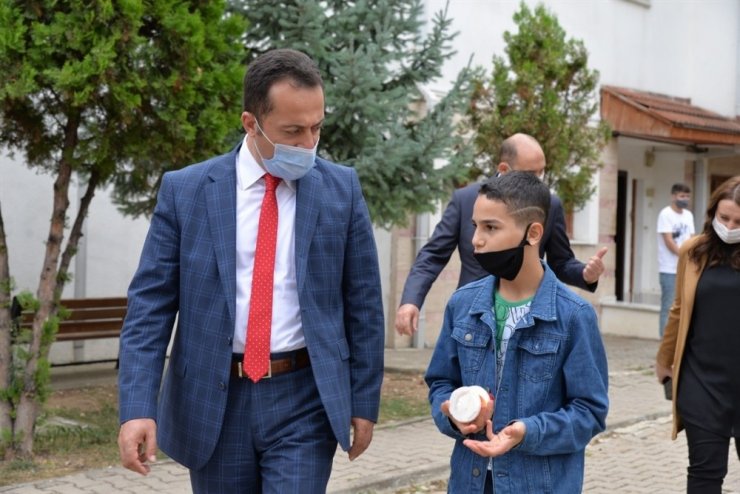 Vali Şentürk çocuklara dondurma ikram etti