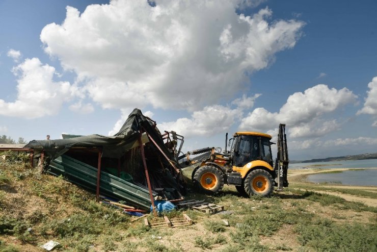 Göl kıyısındaki 15 kaçak yapı yıkıldı