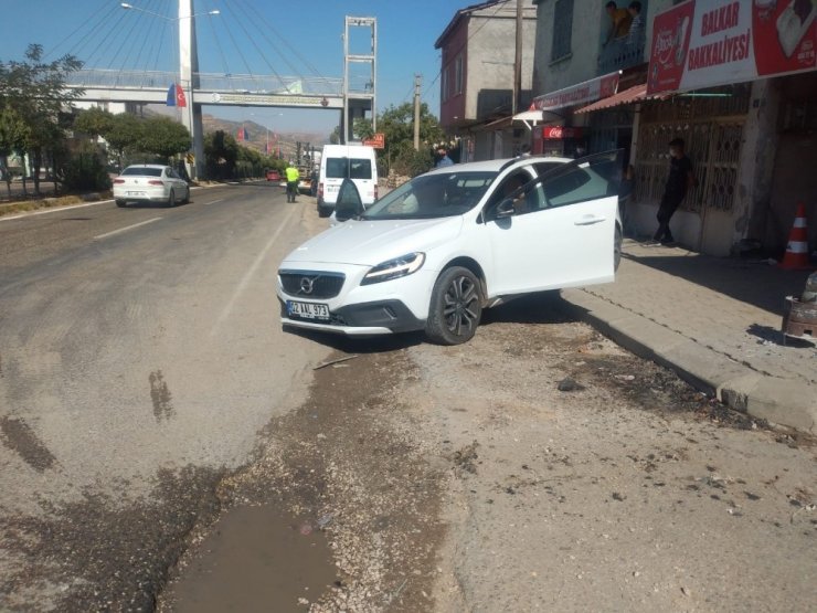 Tır ile çarpışan otomobilin sürücüsü yaralandı
