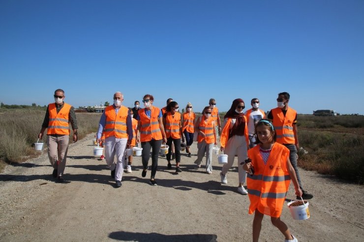 Gültak, sokak hayvanlarına mama ve su dağıttı