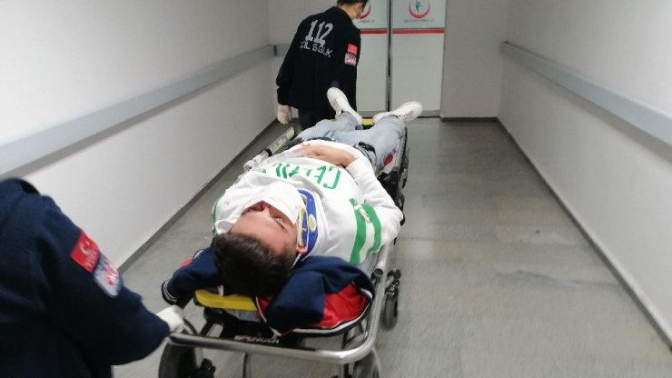 Otomobil kamyona arkadan çarptı: 3 yaralı