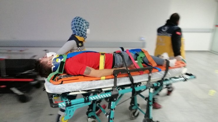 Otomobil kamyona arkadan çarptı: 3 yaralı