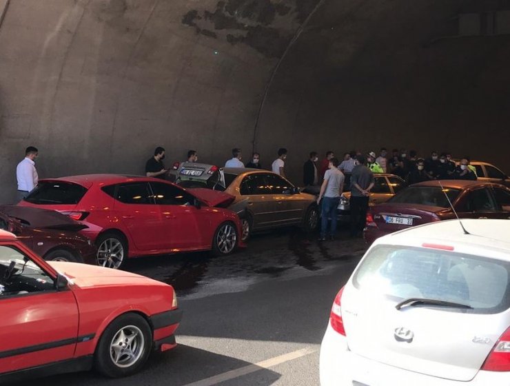 Tünel girişinde zincirleme trafik kazası