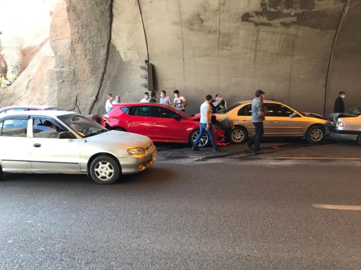 Tünel girişinde zincirleme trafik kazası