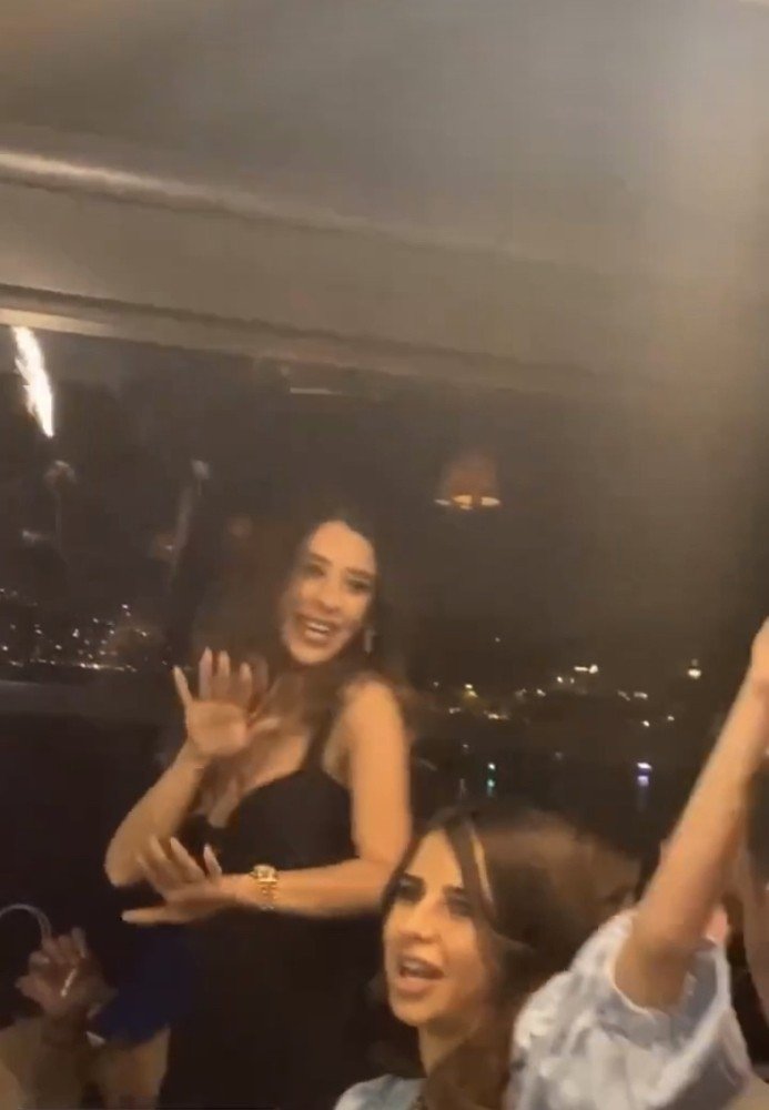 Bebek’teki ünlü işletmede kuralsız doğum günü partisi kamerada