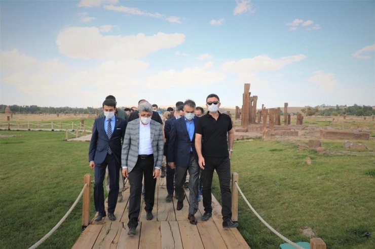 Vali Çağatay, Trabzon, Van ve Siirt Valilerine Selçuklu Mezarlığını gezdirdi